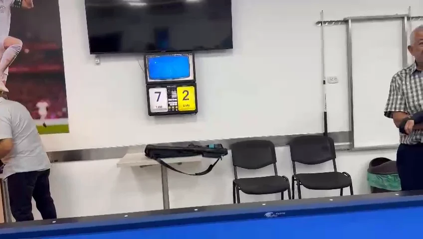 Pantalla de juego POS Manager Billiards instalada junto a una mesa